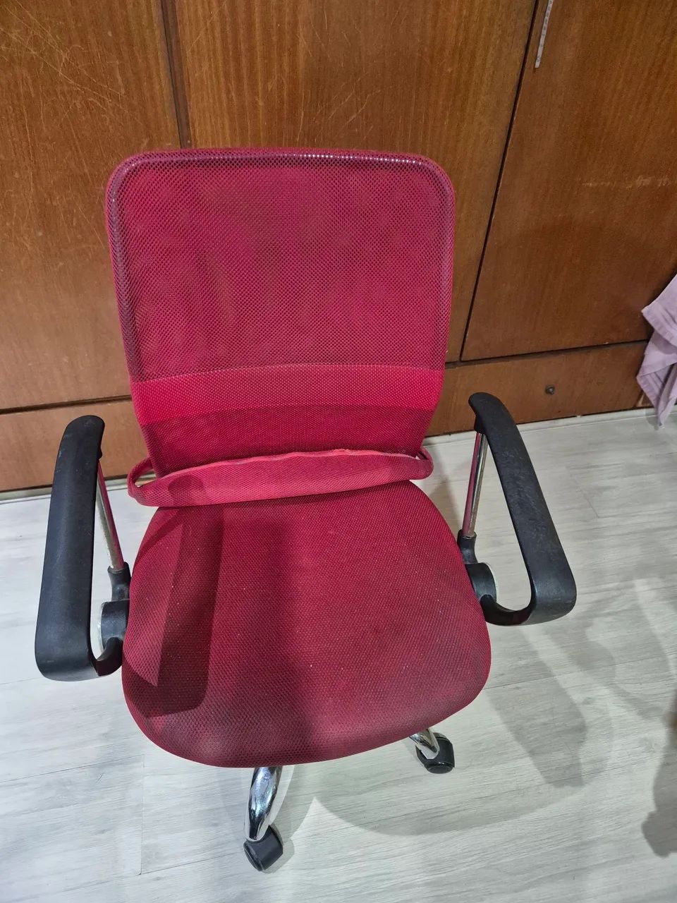 Cadeira de escritório vermelha - Foto 2