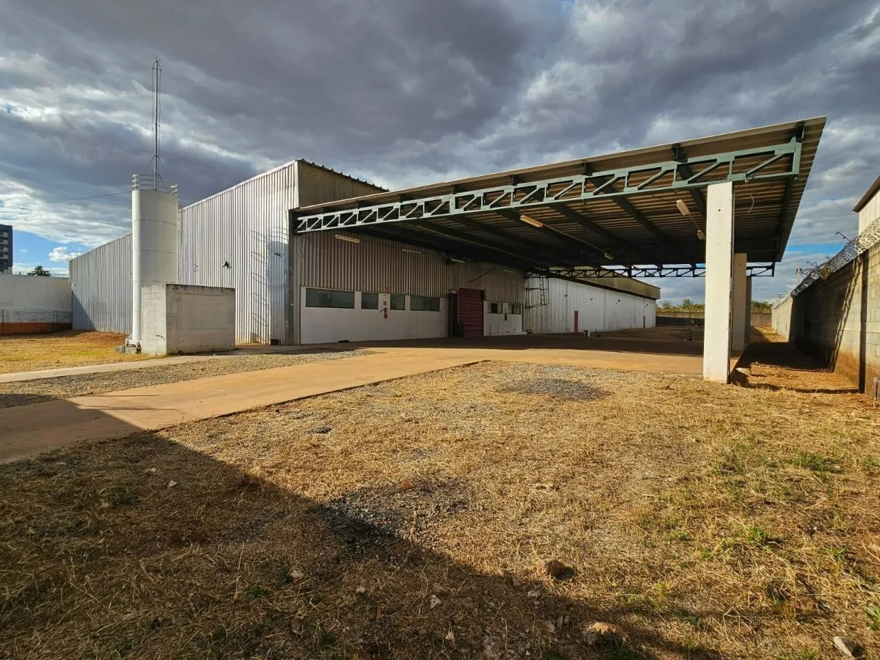 Galpão Logístico com 2800m² vão livre, pé dir 5 mts, com habíte-se, área coberta externa,  - Foto 2