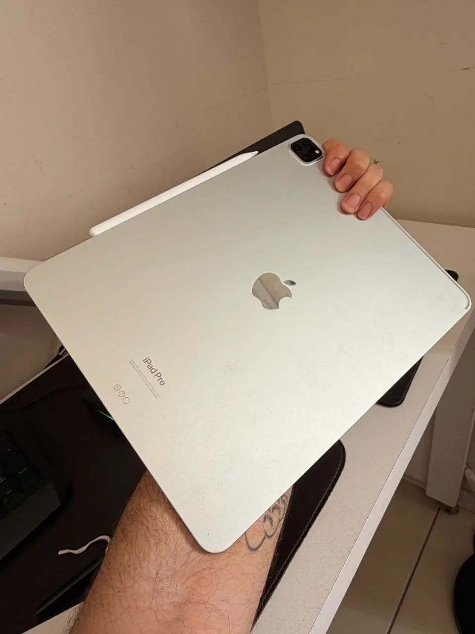 iPad Pro 12,9" (6ª geração, M2), 128 GB, Wi-Fi, prateado, com Magic Keyboard preto e Apple - Foto 2