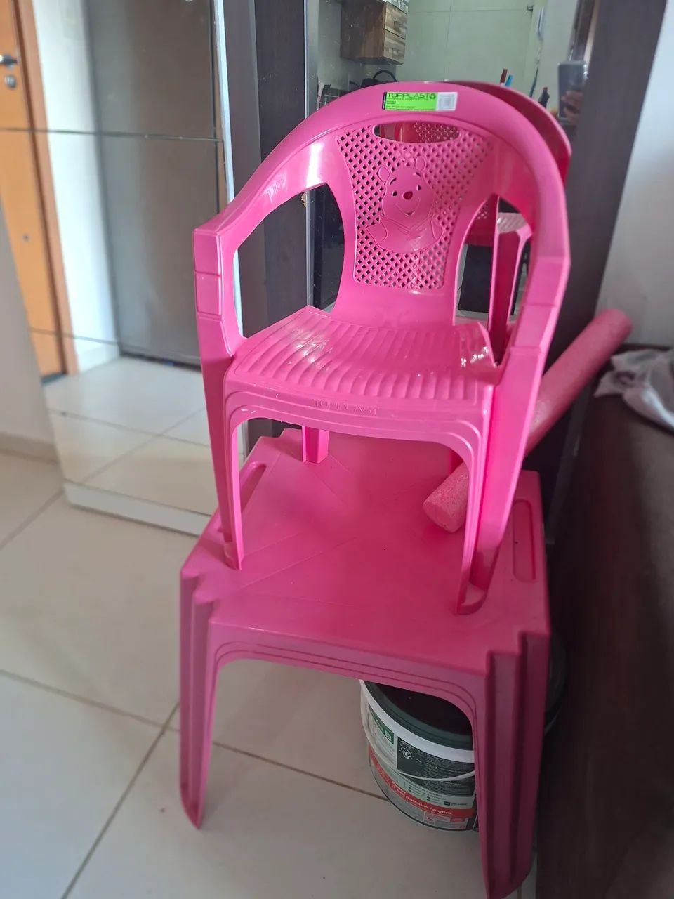 Mesa e cadeira infantil rosa