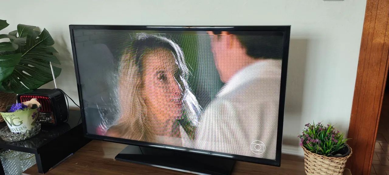 TV samsung 39 polegadas Full HD COM LINHAS HORIZONTAIS TELA - Foto 2