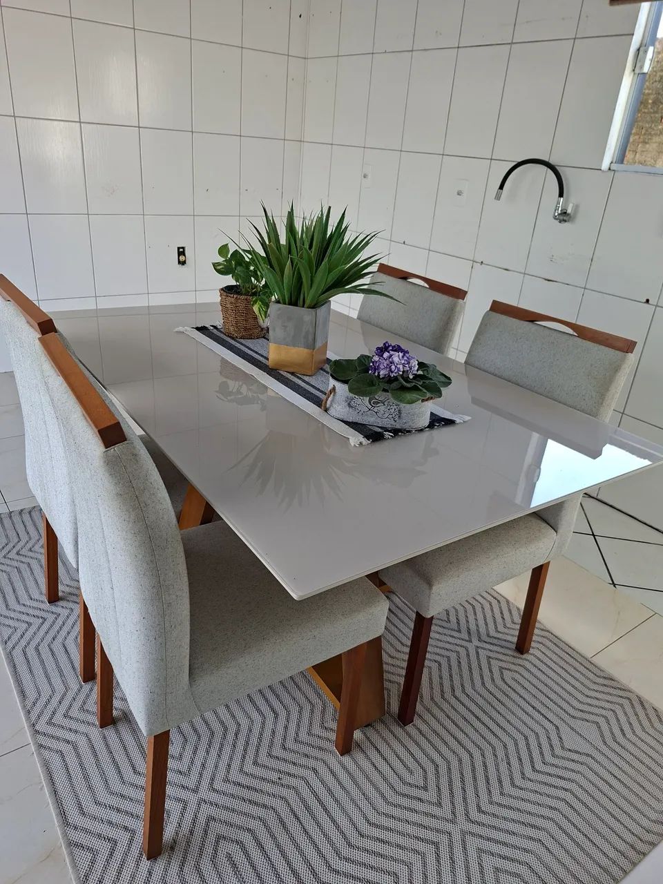 Vendo mesa de vidro com quatro cadeiras em ótimo estado 