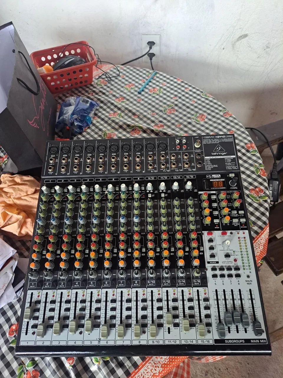 Mesa de som bem. Conservado 
