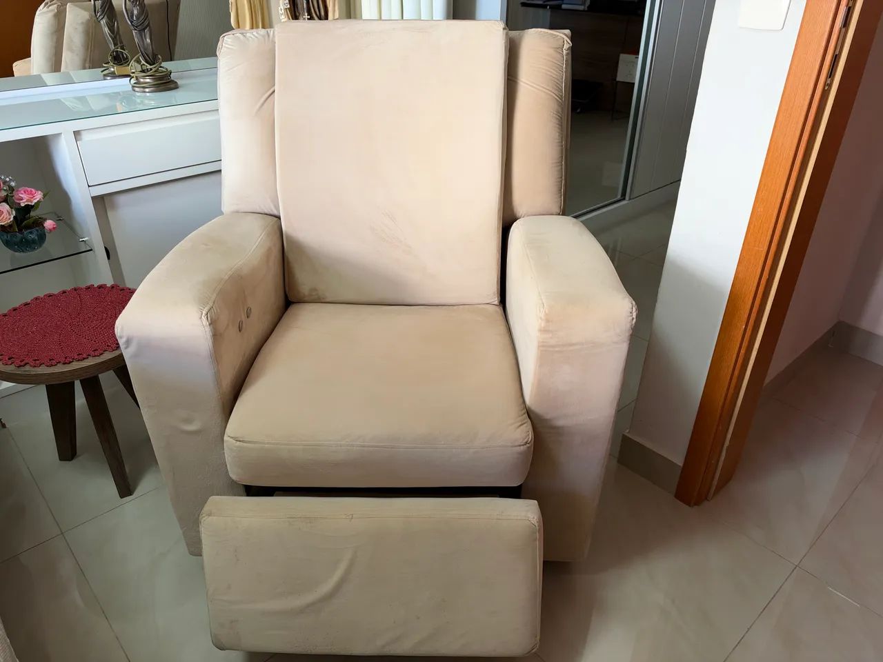 Vendo Mesa, cadeiras, camas e poltrona
