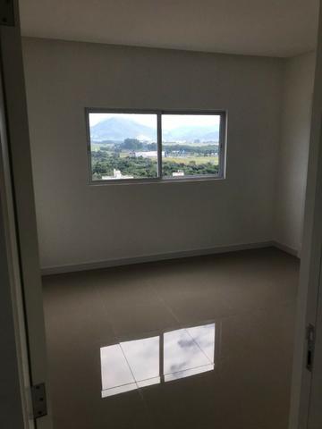 Apartamento meia praia 2 suítes com 2 vagas novo - Foto 5