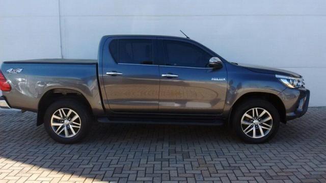 TOYOTA HILUX CD SRX 4X4 2.8 TB AT Cinza 2018/2018 - Foto 9