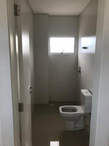 Apartamento meia praia 2 suítes com 2 vagas novo - Foto 6