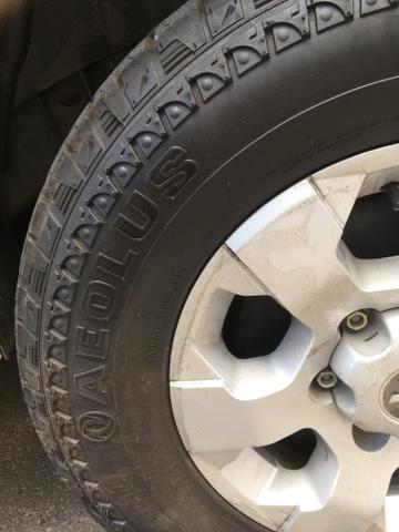 Vendo rodas da s10 3.400 com pneus - Foto 3