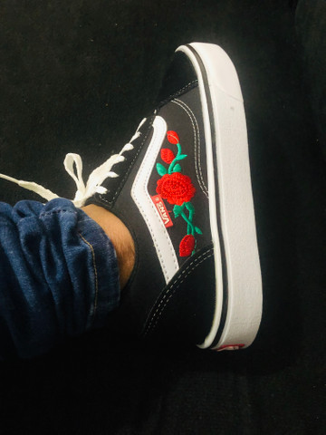 vans preto com flor vermelha