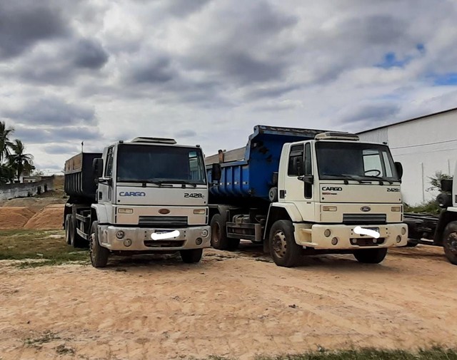 02  DOIS  FORD CARGO 2428E 2011