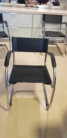 Cadeiras em couro e inox