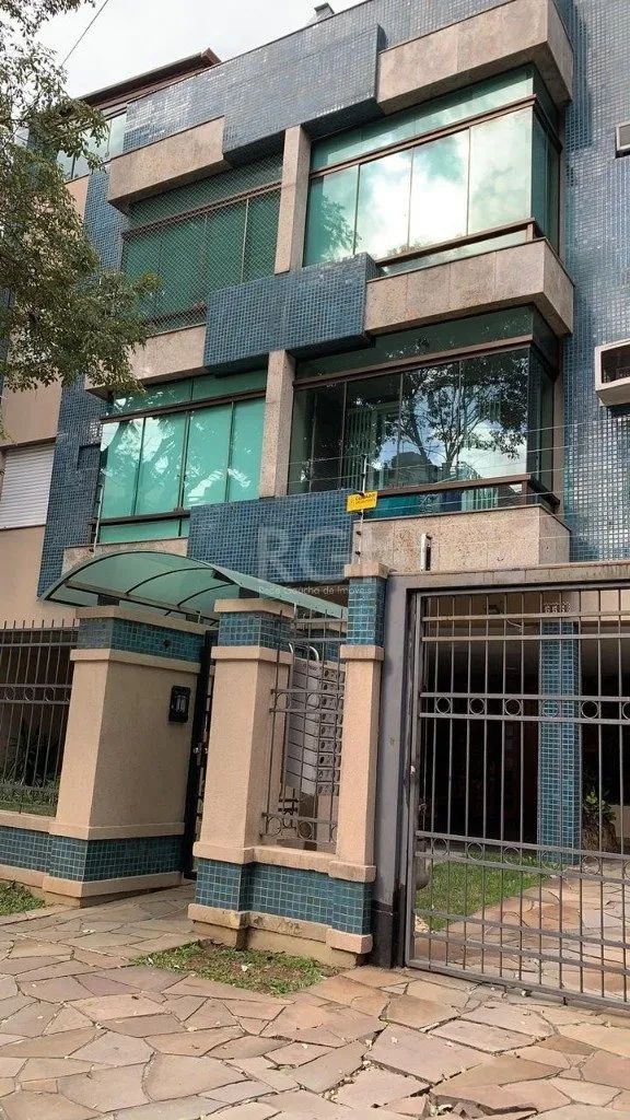 Apto. com 2 dormitórios, amplo living para 2 ambientes com sacada integrada, banheiro soci