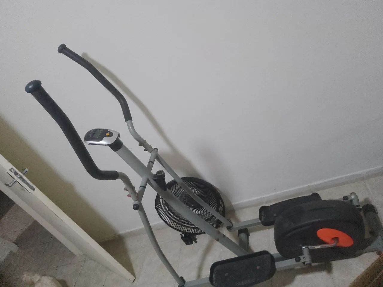 Jogo de Mesa com Cadeiras e um simulador de malhar  - Foto 2