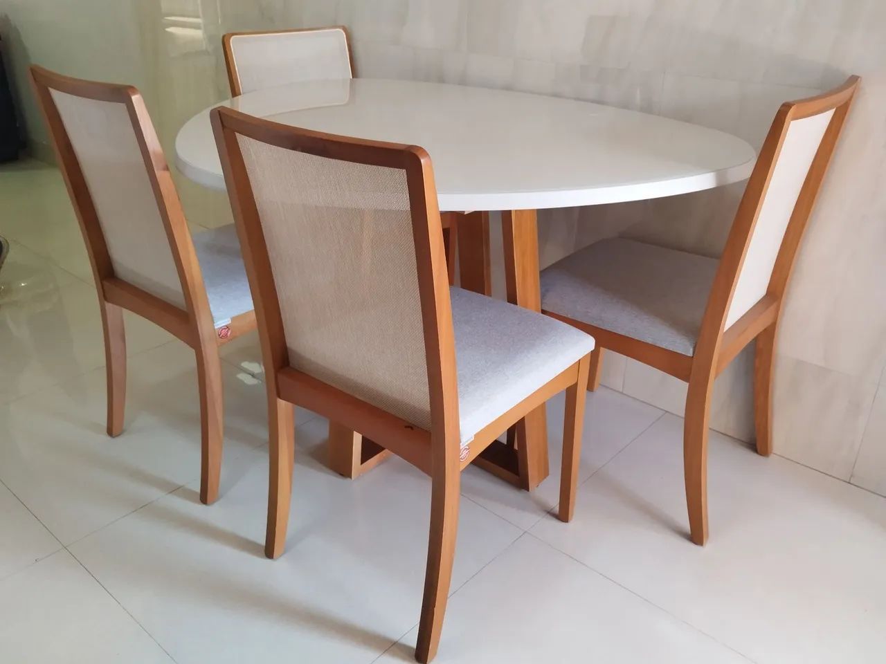 Mesa de jantar nova completa orgânica com 4 cadeiras de madeira maciça  - Foto 3