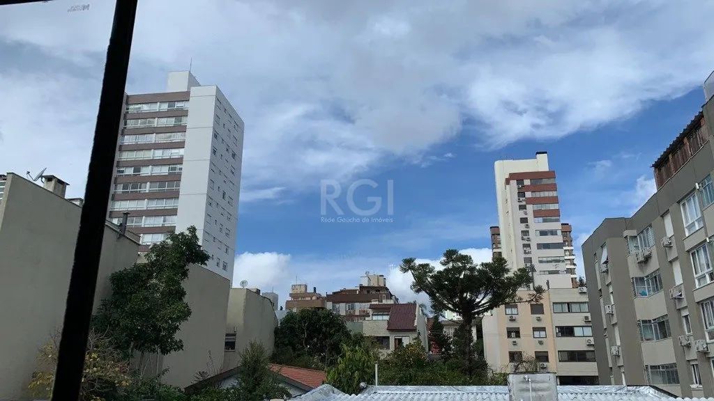 Apto. com 2 dormitórios, amplo living para 2 ambientes com sacada integrada, banheiro soci - Foto 2