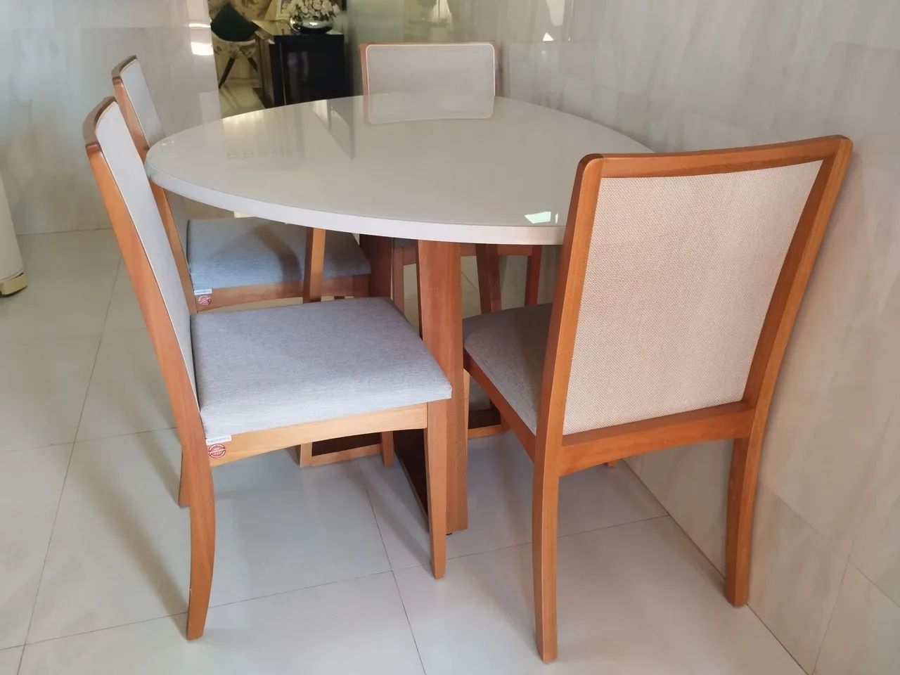 Mesa de jantar nova completa orgânica com 4 cadeiras de madeira maciça 
