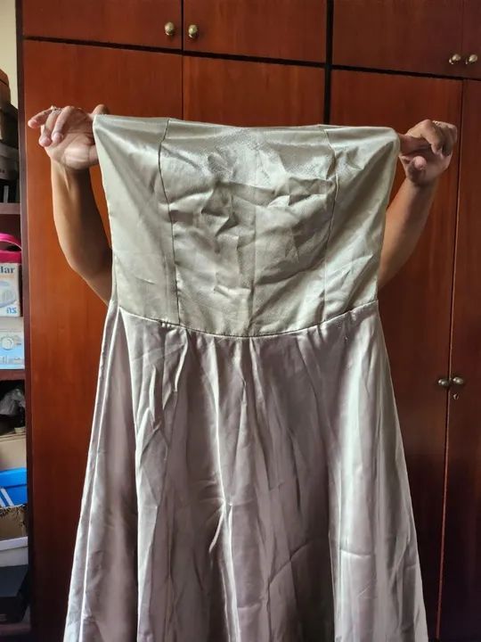 Vestido de cetim de festa 