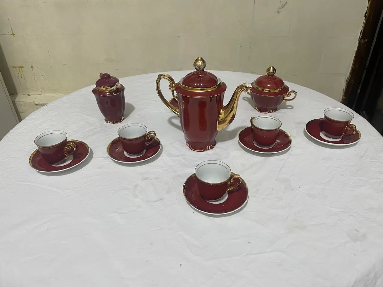 Jogo de Chá/Café em Porcelana com Detalhes Dourados - 6 Peças - Foto 2