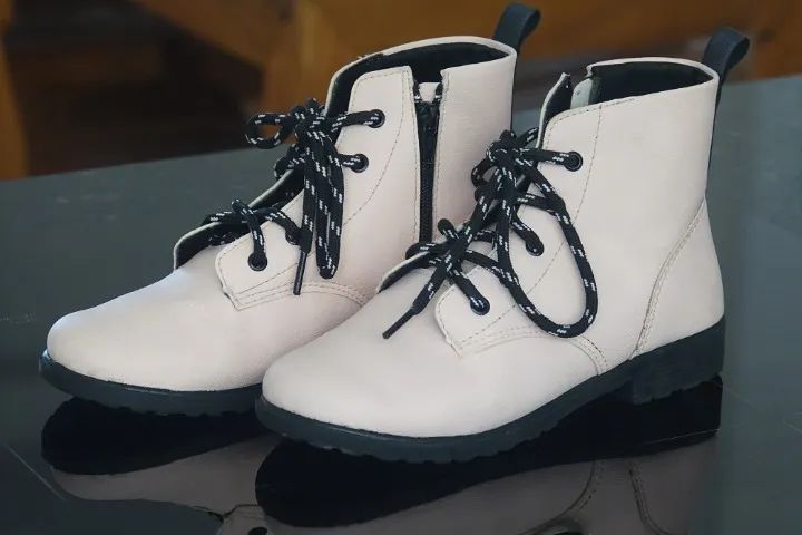 Bota infantil feminina, cor rosa claro, tamanho 31, usada pouquíssimas vezes. 