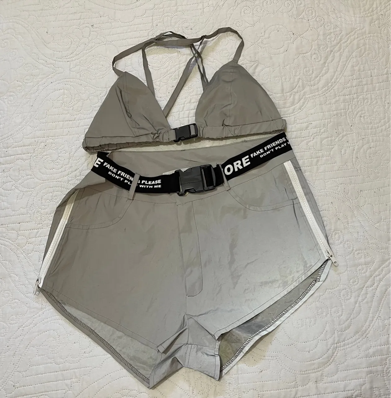Conjunto Top e Short Refletivo com Cinto