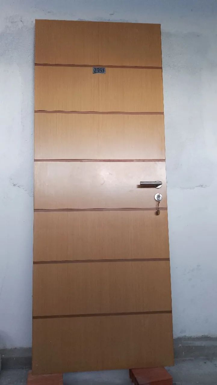 Porta de madeira em ótimo estado