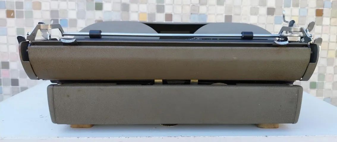 Máquina datilografia - com a caixa - LEIA A DESCRIÇÃO - Foto 6