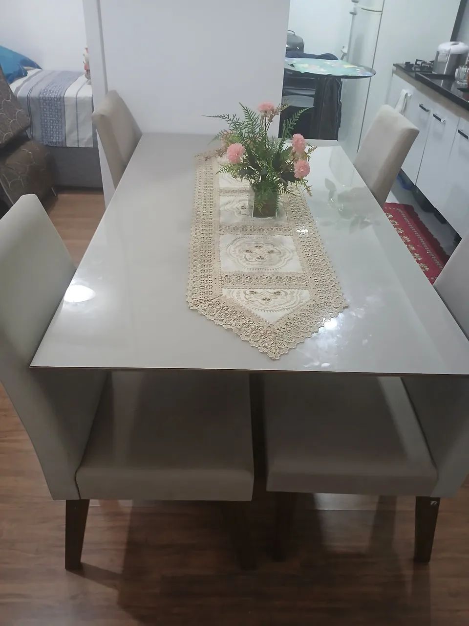 Vendo mesa com 4 cadeiras 
