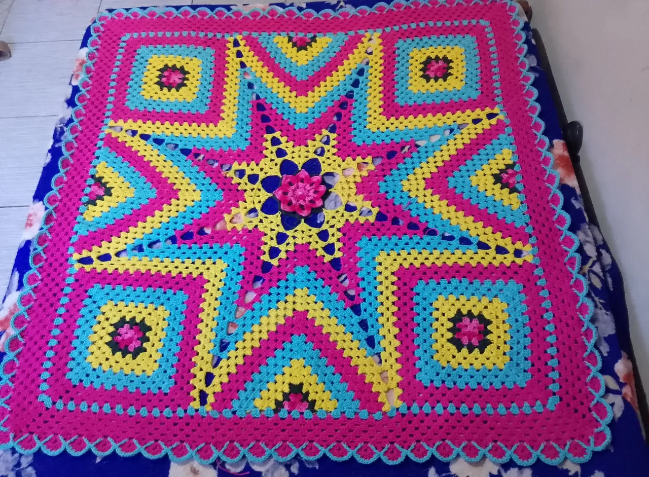 Linda Manta de Crochê Estrela Colorida