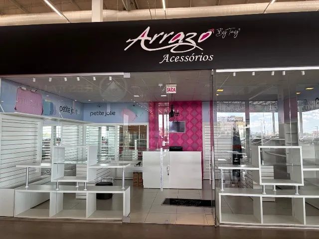 Móveis de Loja  inteira (exceto caixa e 1 balcão central) 