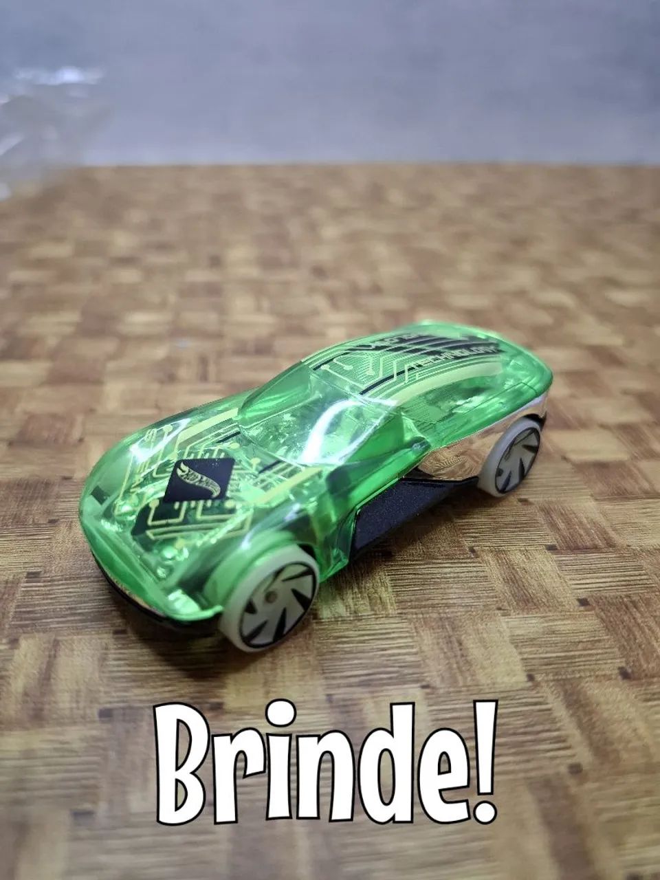 Kit com 2 HotWheels + Brinde - Foto 4