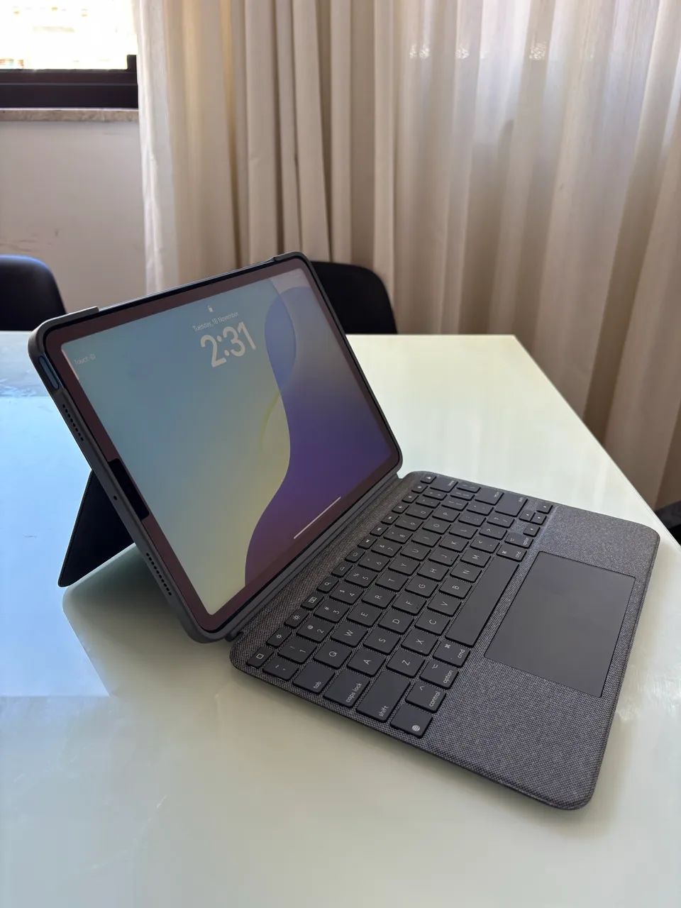 iPad Air 5ª Geração M1 64GB Wi-Fi Azul + Capa Teclado Logitech Folio Touch - Foto 3