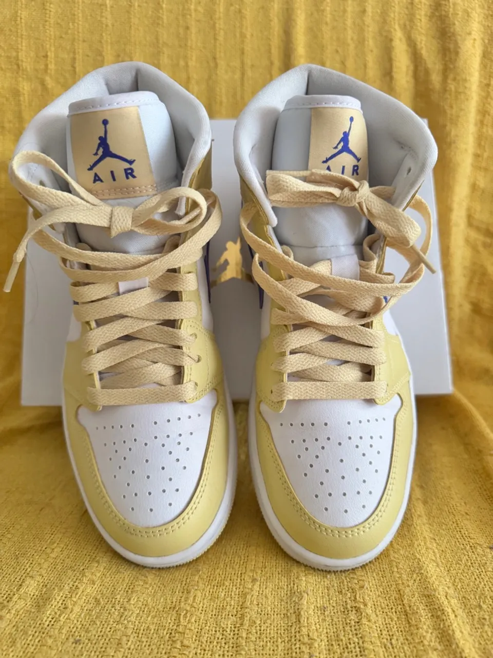 Tenis Nike Air Jordan 1 Mid - Amarelo e Branco TAM 36