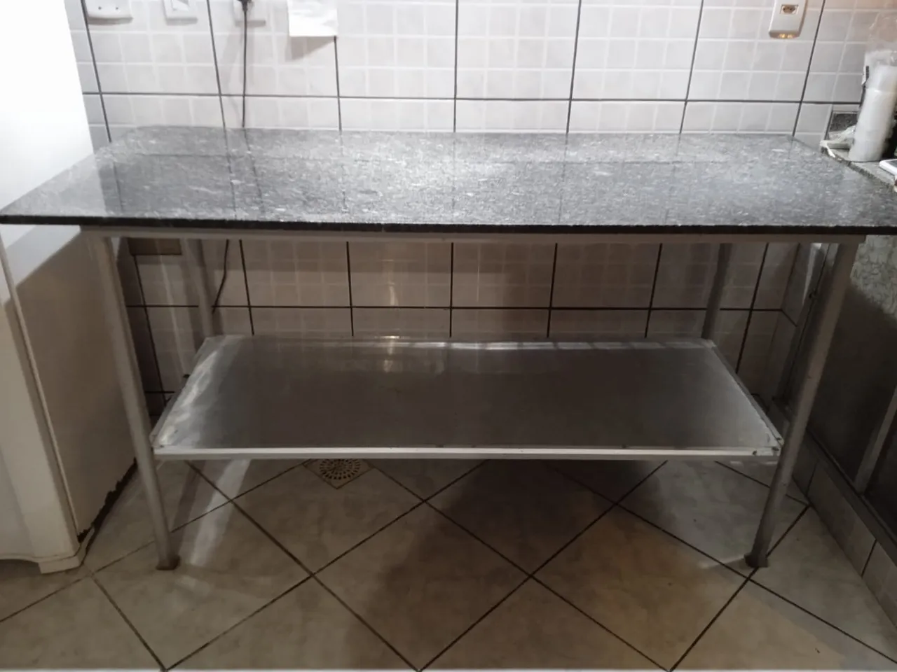 Bancada de Granito 80 x 1,90 com suporte de aço revestido com epóxi Tampo de Granito