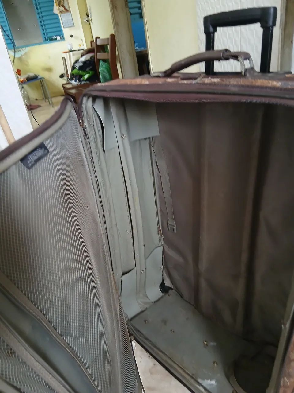 Mala de Viagem Marrom com Rodinhas23 kilos. 75 de cima pra baixo e 52 de largura3 kilos  - Foto 4