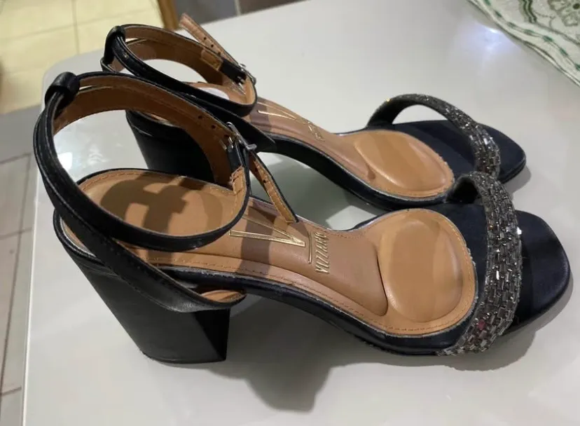 Sandália Vizzano Salto Bloco com Strass - Elegância e Conforto