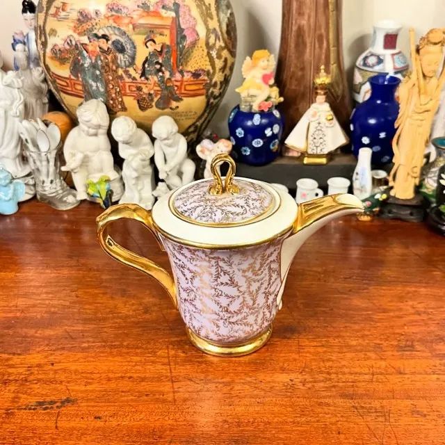 Bule em antiga porcelana Mauá.
