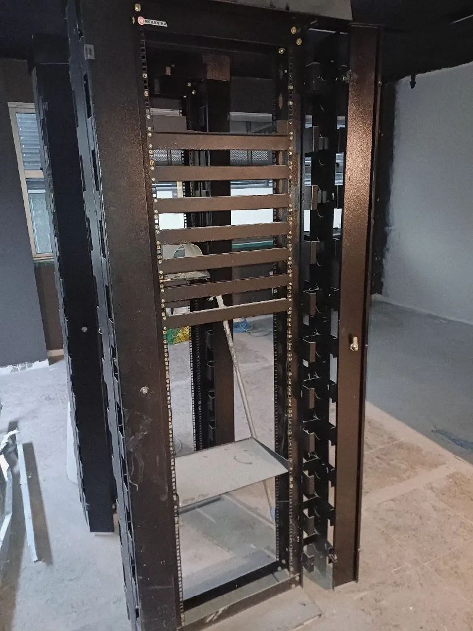 Vendo 2 Racks de servidor ou cabeamento de redes.64407619832321121