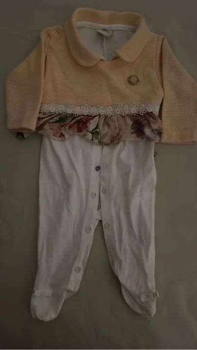 Macacões de menina azul rosa e salmão com detalhes de marca  - Foto 2