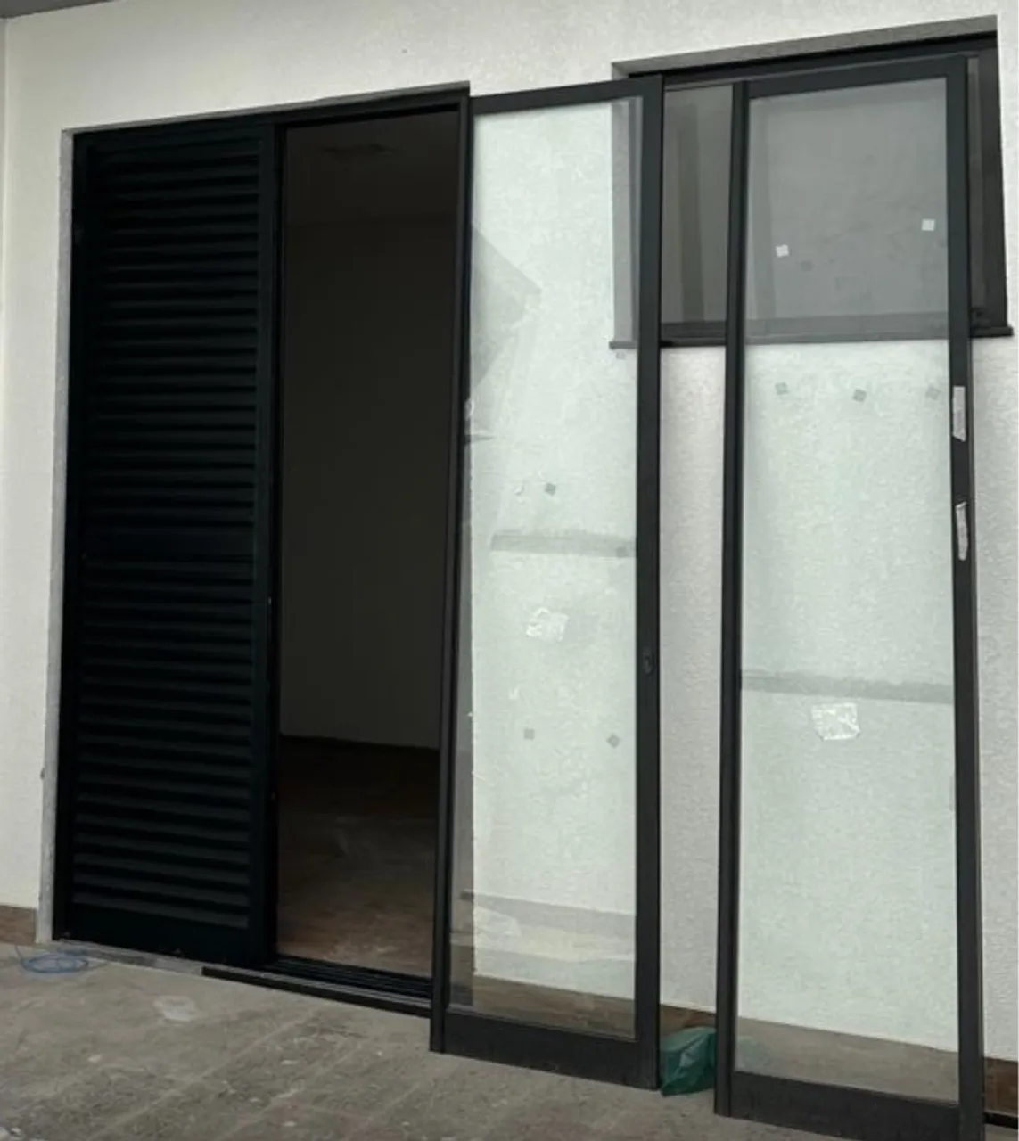 Porta e Janela de Alumínio com Vidro e Veneziana
