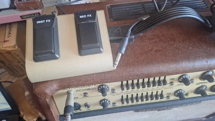 Amplificador Behringer Ultracoustic ACX1800 para voz/violão 2 x 90W  - Foto 3