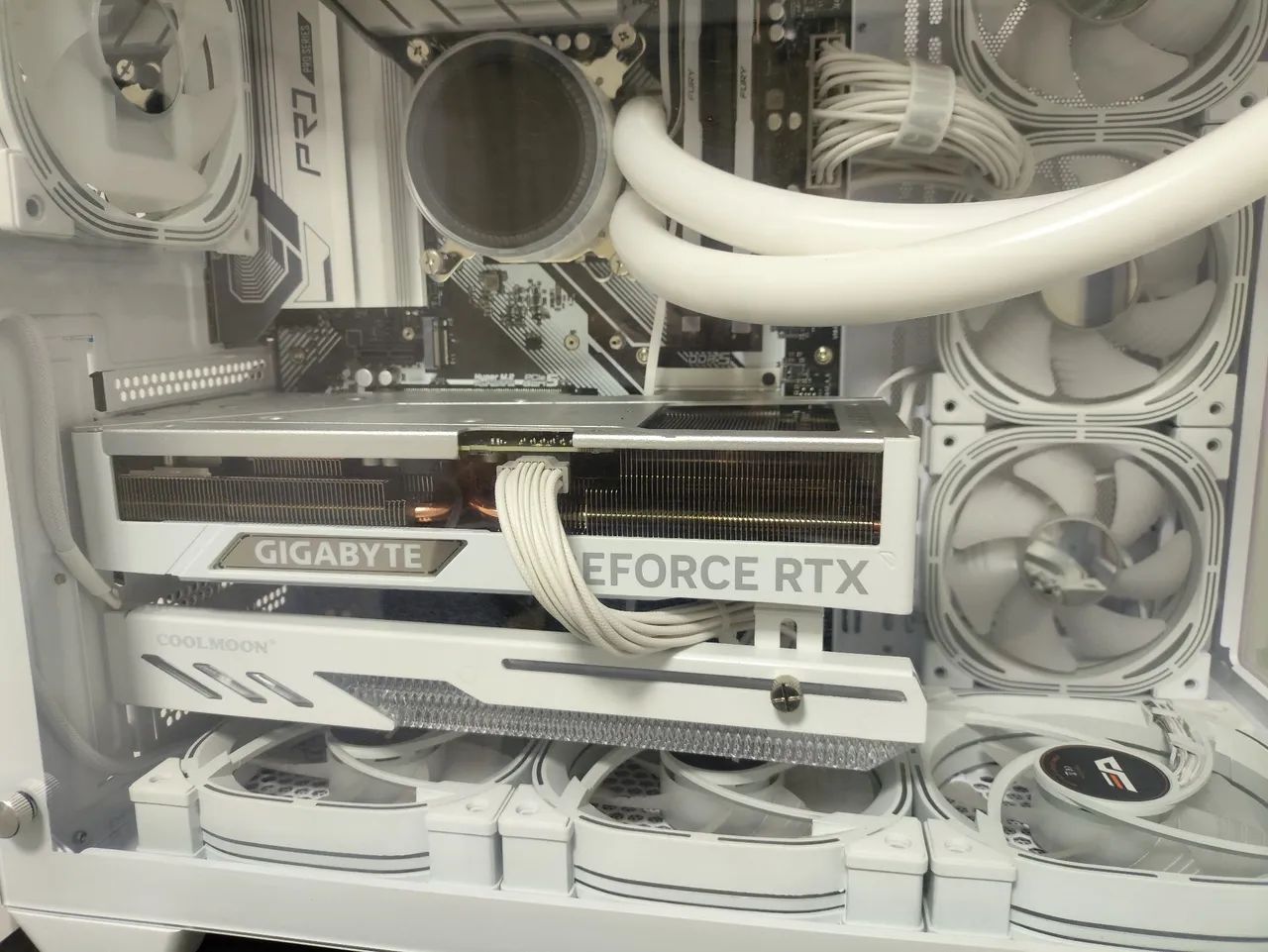 Placa de Vídeo Gigabyte GeForce RTX 4070 Ti SUPER Eagle OC ICE 16G - Foto 3