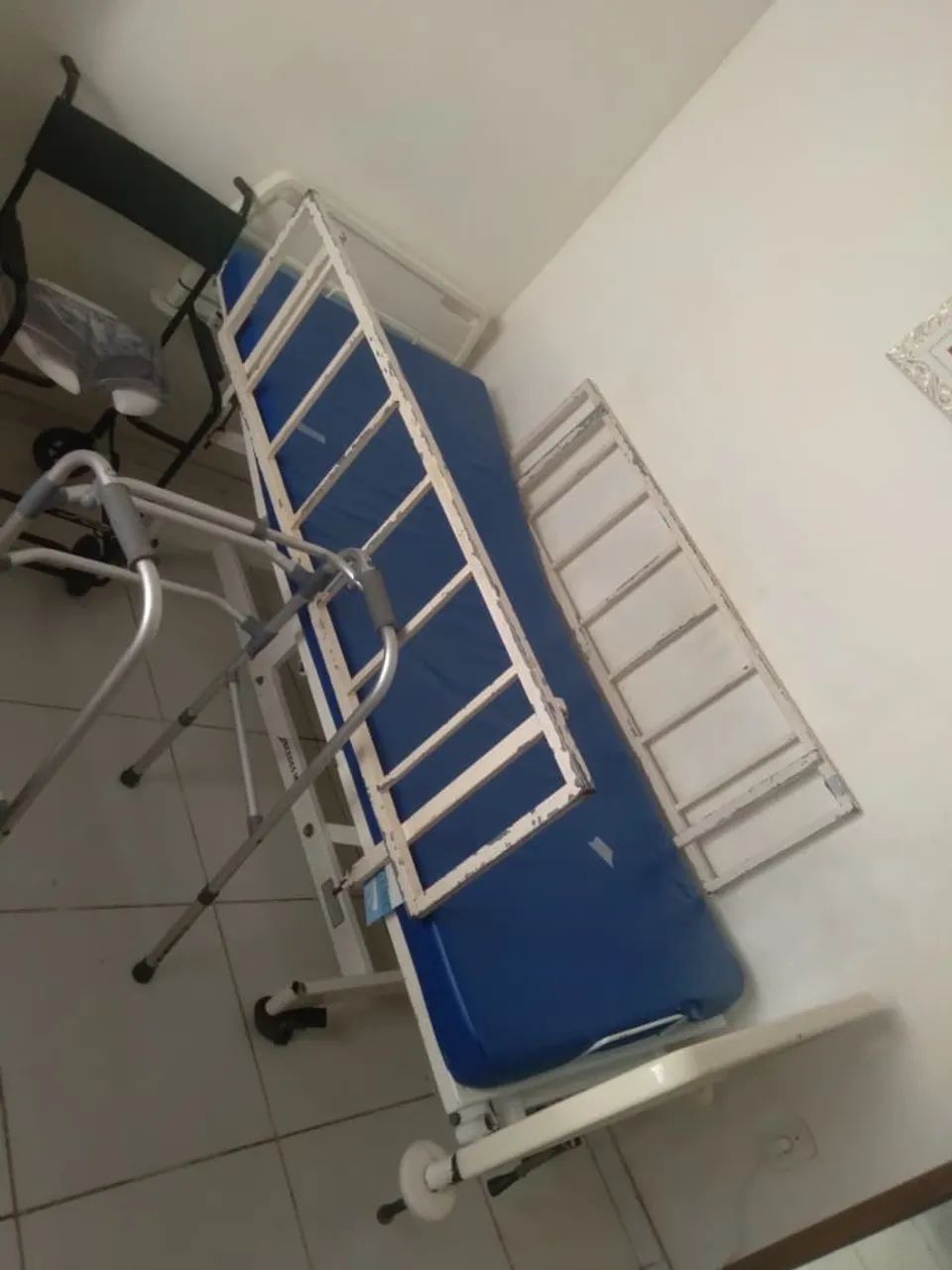 Cama hospitalar, andador e cadeira de banho 