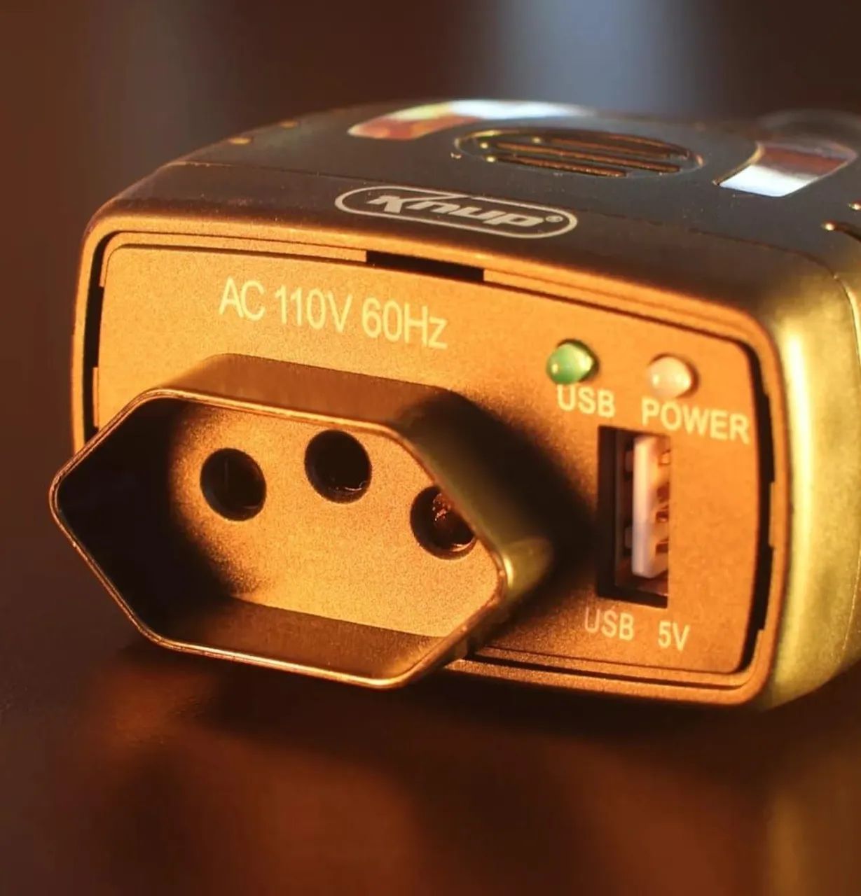 Conversor de voltagem 110V para 12V com tomada e USB