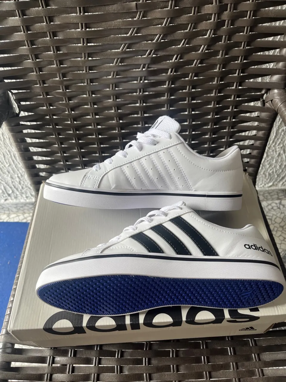 Tênis Adidas Branco com Detalhes em Preto - Novo