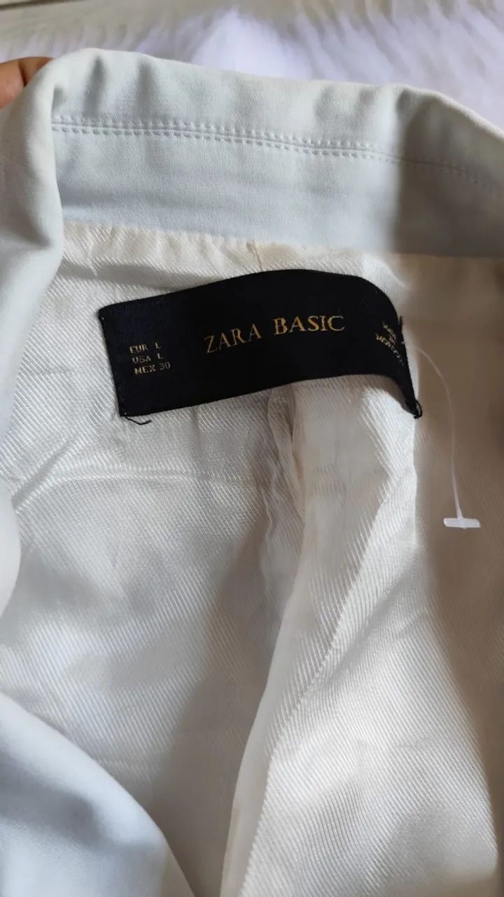 Blazer branco feminino zara estiloso com detalhes na manga - Foto 2