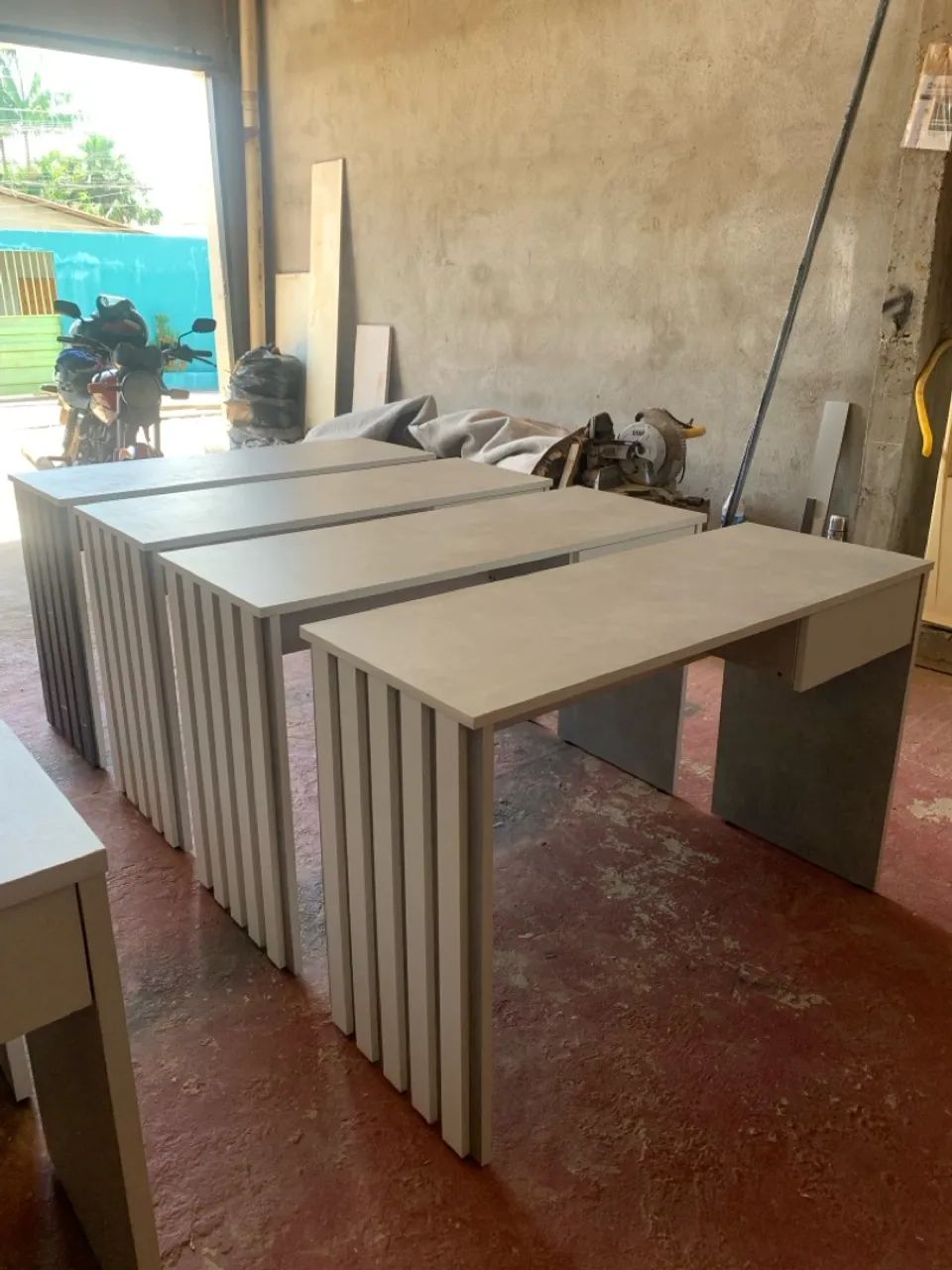 Mesas em cores iguais