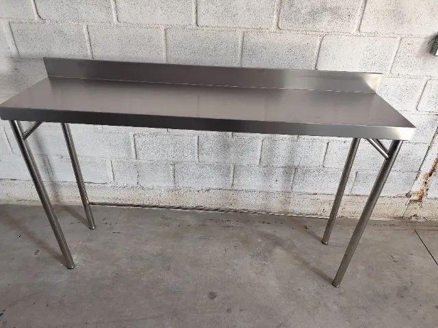 Bancada Inox 2,20m com rodobanca e prateleira