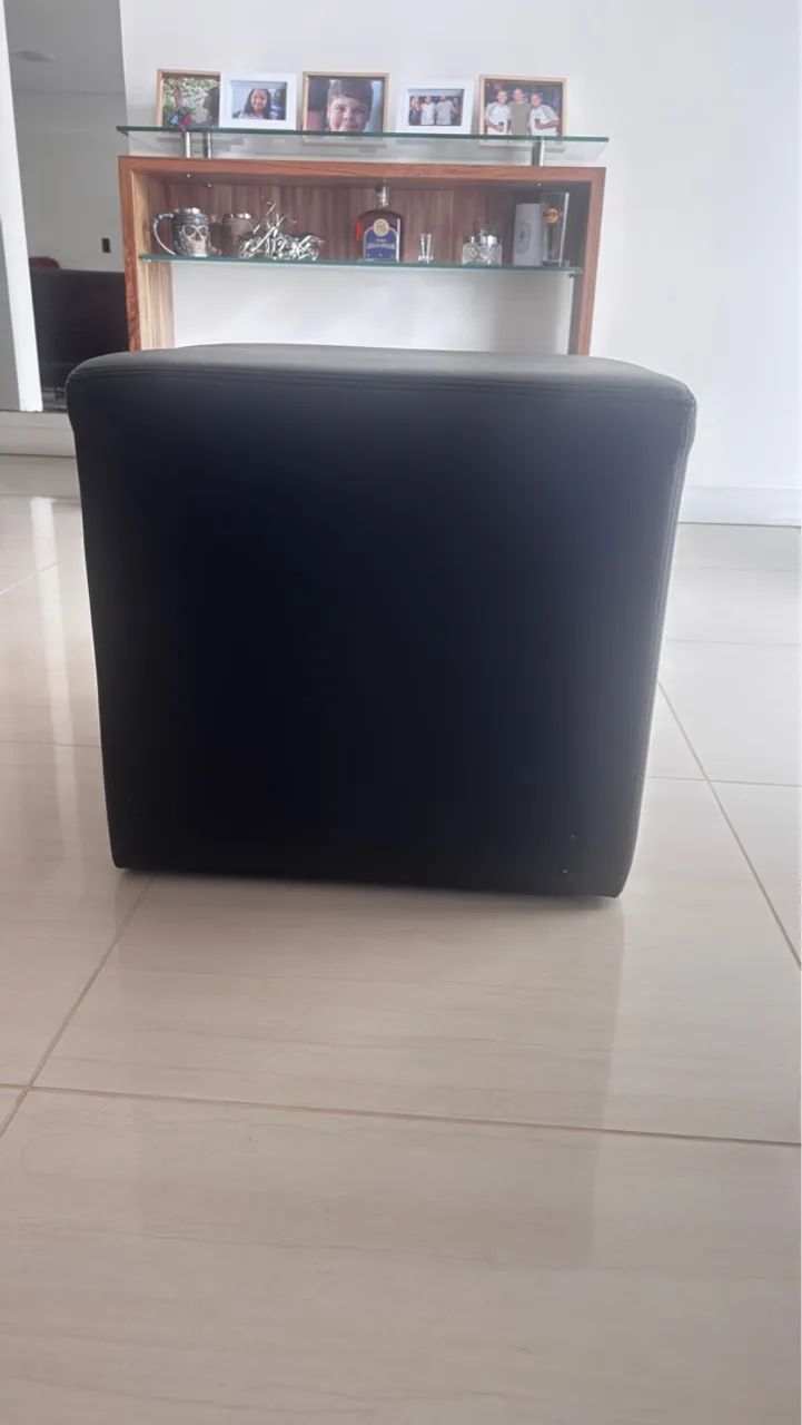 Conjunto com 3 Puffs Quadrados em Courino Preto - Excelente Estado! - Foto 4