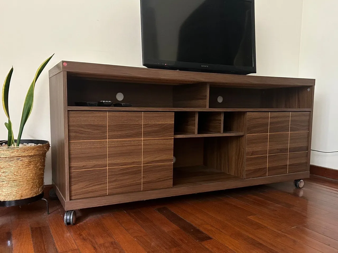 Rack de TV Amadeirado com Rodinhas