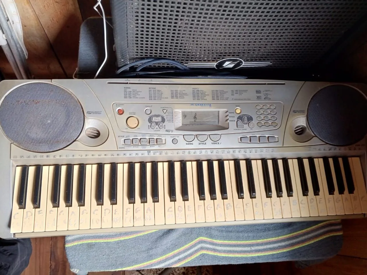 Vendo guitarra e teclado 900 reais os dois